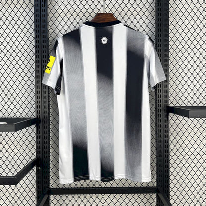 CAMISA DO NEWCASTLE 25/26 BRANCO E PRETO